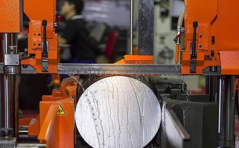 多宝镇立式金属带锯床切削出现跑带故障解决方法！